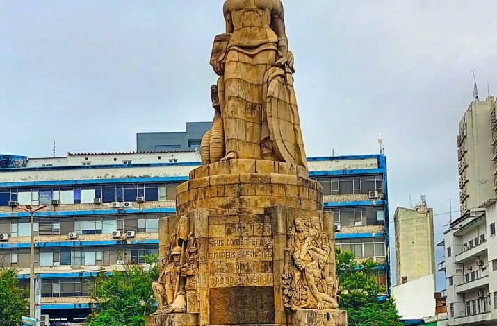 A striking urban monument where Mozambican and Brazilian fighters are remembered for their unity in struggle